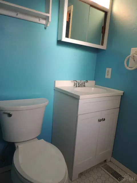 Bath - 567 Brunswick Dr, Forest Park, OH 45240 photo 3 of 3