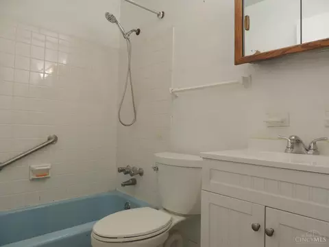 Bath - 567 Brunswick Dr, Forest Park, OH 45240 photo 2 of 3