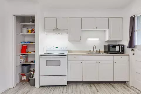 Kitchen - 521 Roebling Rd, Cincinnati, OH 45238 photo 3 of 3