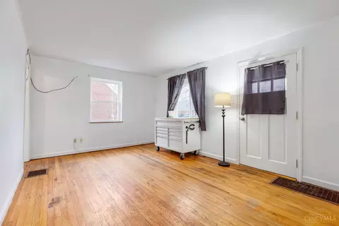 Living - 521 Roebling Rd, Cincinnati, OH 45238 photo 1 of 3