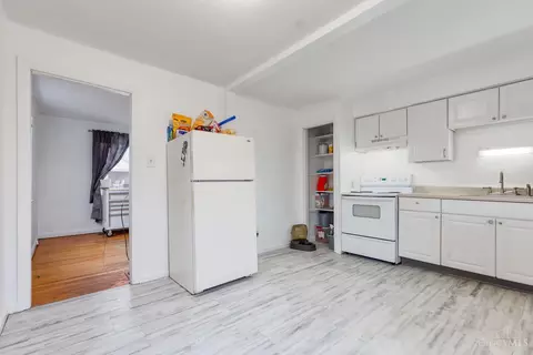 Kitchen - 521 Roebling Rd, Cincinnati, OH 45238 photo 1 of 3
