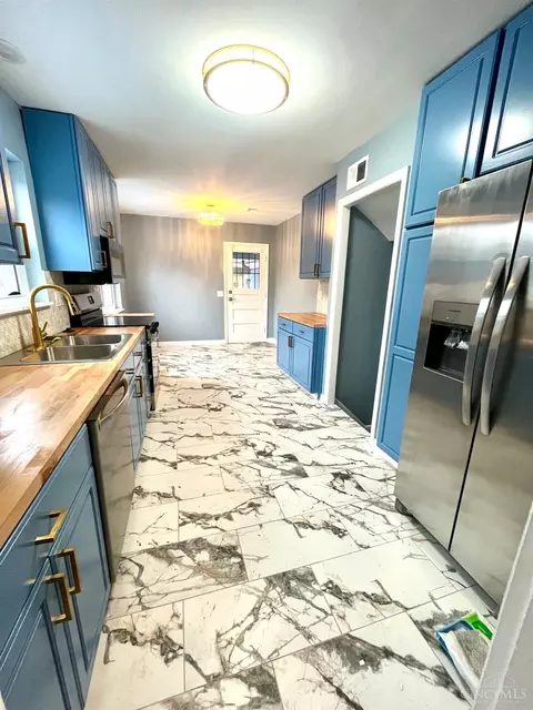 Kitchen - 3011 Westbrook Dr, Cincinnati, OH 45238 photo 2 of 4