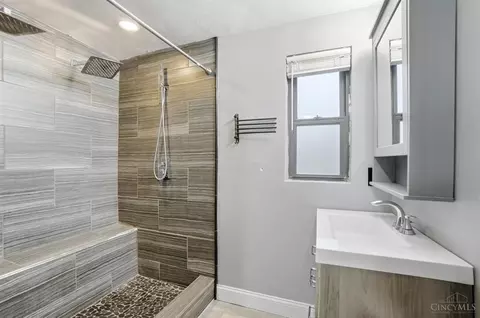 Bath - 4915 Heuwerth Ave, Cincinnati, OH 45238 photo 2 of 4