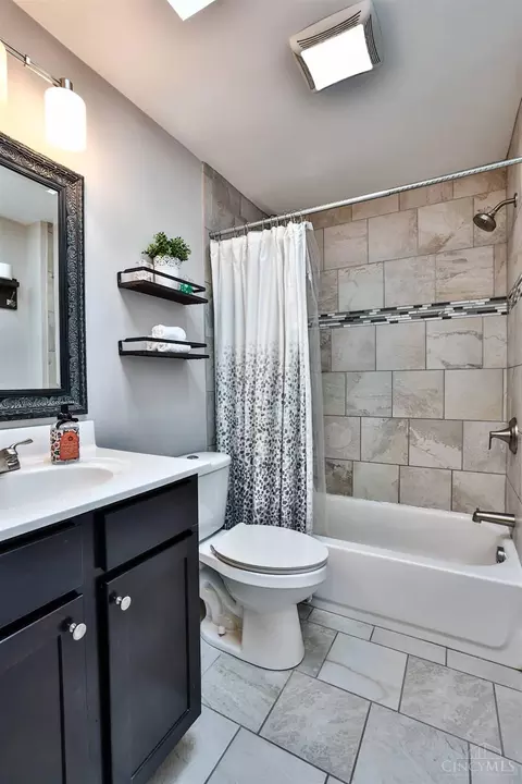 Bath - 2861 Markbreit Ave, Cincinnati, OH 45209 photo 2 of 2