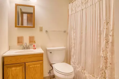 Bath - 11364 Gravenhurst Dr, Cincinnati, OH 45231 photo 1 of 2