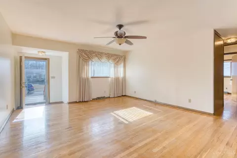 Living - 11364 Gravenhurst Dr, Cincinnati, OH 45231 photo 2 of 3