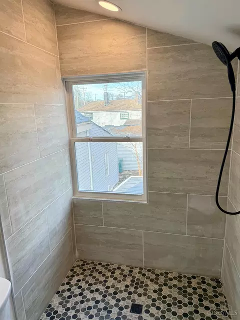 Bath - 1050 Marshall Ave, Cincinnati, OH 45225 photo 2 of 5