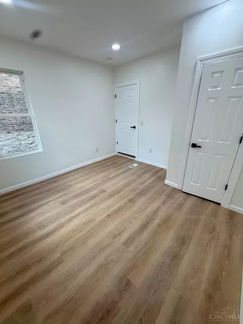 Bedroom - 1050 Marshall Ave, Cincinnati, OH 45225 photo 2 of 2