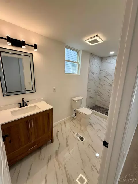 Bath - 1050 Marshall Ave, Cincinnati, OH 45225 photo 4 of 5