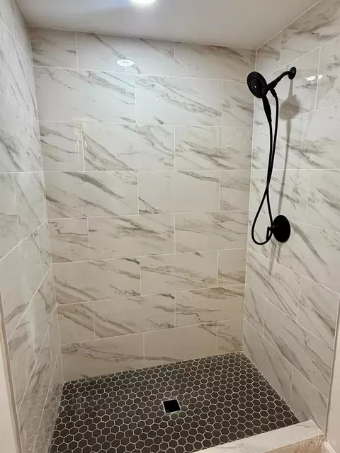 Bath - 1050 Marshall Ave, Cincinnati, OH 45225 photo 5 of 5