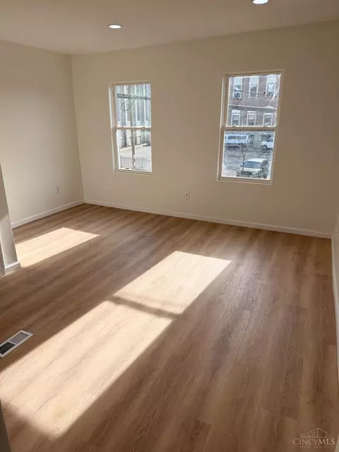 Living - 1050 Marshall Ave, Cincinnati, OH 45225 photo 1 of 2