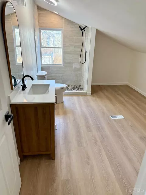 Bath - 1050 Marshall Ave, Cincinnati, OH 45225 photo 3 of 5