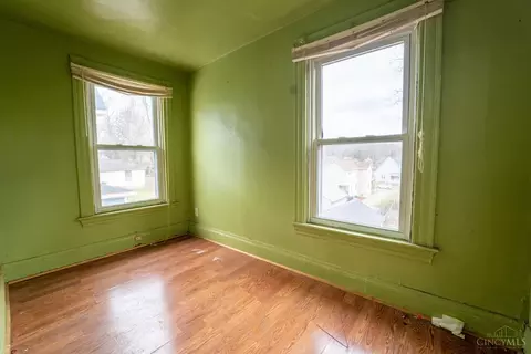 Bedroom - 4610 Simpson Ave, Cincinnati, OH 45227 photo 4 of 7