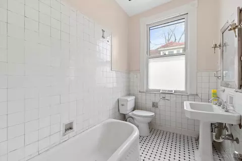 Bath - 3315 Morrison Ave, Cincinnati, OH 45220 photo 2 of 6