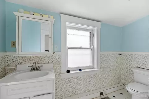 Bath - 3315 Morrison Ave, Cincinnati, OH 45220 photo 5 of 6
