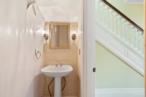 Bath - 3315 Morrison Ave, Cincinnati, OH 45220 photo 1 of 6