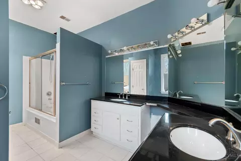 Bath - 3315 Morrison Ave, Cincinnati, OH 45220 photo 3 of 6