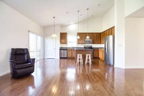 Living - 4166 Keller Ct, Cincinnati, OH 45245 photo 2 of 4