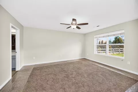 Living - 520 Hafton Ct, Maineville, OH 45039 photo 2 of 7