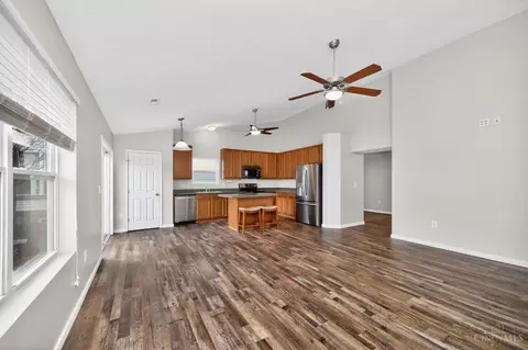 Living - 520 Hafton Ct, Maineville, OH 45039 photo 5 of 7