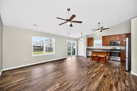 Living - 520 Hafton Ct, Maineville, OH 45039 photo 4 of 7