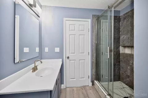 Bath - 520 Hafton Ct, Maineville, OH 45039 photo 5 of 7