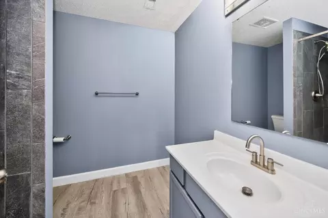 Bath - 520 Hafton Ct, Maineville, OH 45039 photo 3 of 7