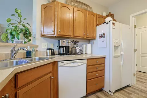 Kitchen - 140 Timepiece Ln, Harrison, OH 45030 photo 2 of 3
