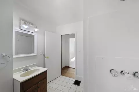 Bath - 1461 Kinney Ave, Cincinnati, OH 45231 photo 4 of 4