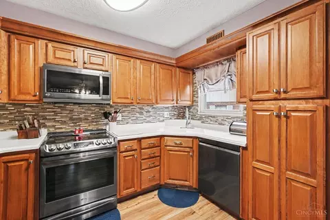 Kitchen - 425 Mcintosh Dr, Cincinnati, OH 45255 photo 1 of 2