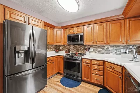 Kitchen - 425 Mcintosh Dr, Cincinnati, OH 45255 photo 2 of 2