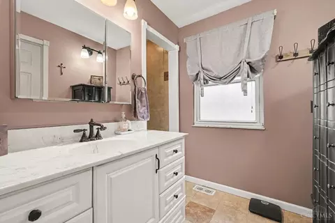 Bath - 425 Mcintosh Dr, Cincinnati, OH 45255 photo 3 of 4