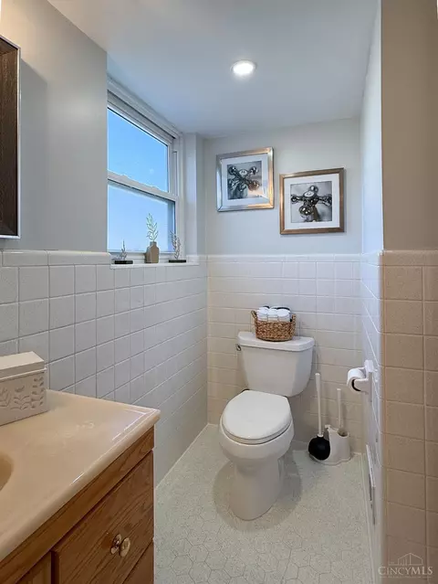 Bath - 148 Sylvia Ln, Reading, OH 45215 photo 11 of 12