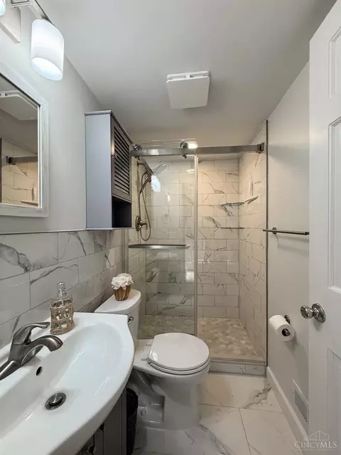 Bath - 148 Sylvia Ln, Reading, OH 45215 photo 2 of 12