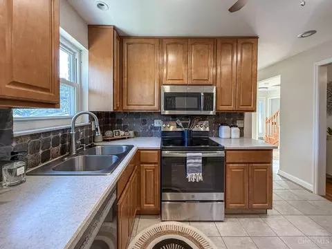 Kitchen - 148 Sylvia Ln, Reading, OH 45215 photo 4 of 5