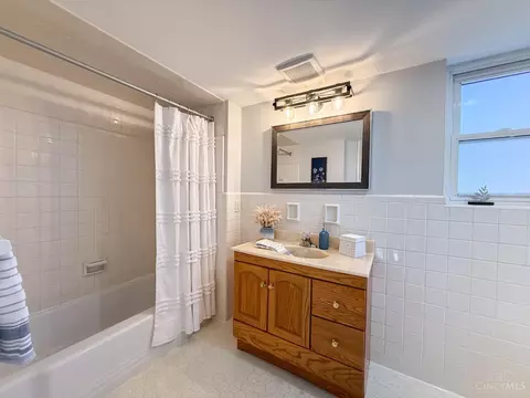 Bath - 148 Sylvia Ln, Reading, OH 45215 photo 9 of 12