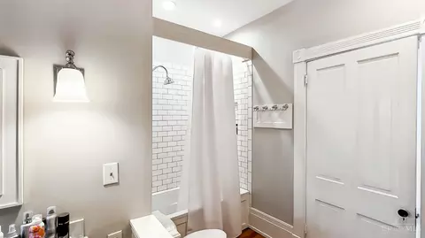 Bath - 905 Paradrome St, Cincinnati, OH 45202 photo 4 of 4