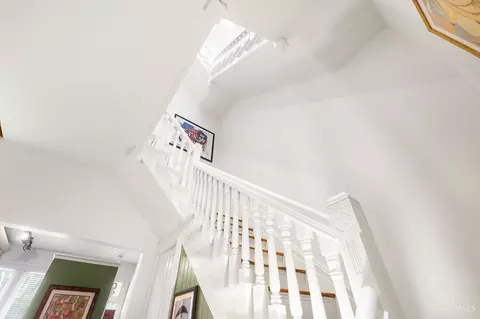Entry Way - 905 Paradrome St, Cincinnati, OH 45202 photo 5 of 7