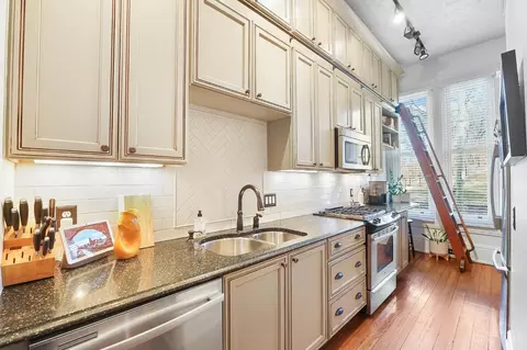Kitchen - 905 Paradrome St, Cincinnati, OH 45202 photo 5 of 5