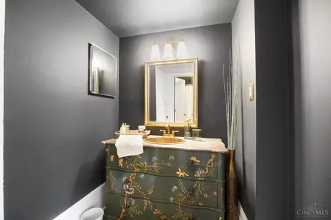 Bath - 905 Paradrome St, Cincinnati, OH 45202 photo 1 of 4
