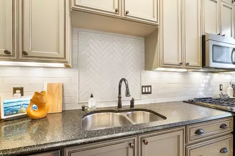 Kitchen - 905 Paradrome St, Cincinnati, OH 45202 photo 3 of 5