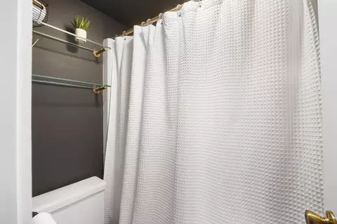 Bath - 905 Paradrome St, Cincinnati, OH 45202 photo 2 of 4