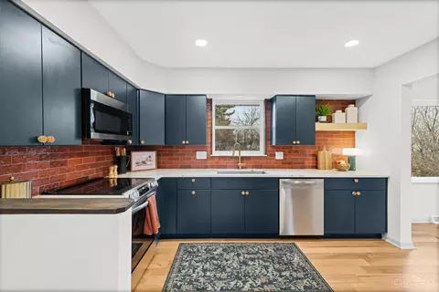 Kitchen - 2580 Cranbrook Dr, Cincinnati, OH 45231 photo 5 of 6