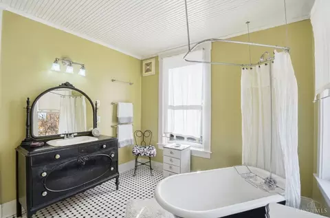 Bath - 2711 Hackberry St, Cincinnati, OH 45206 photo 5 of 6