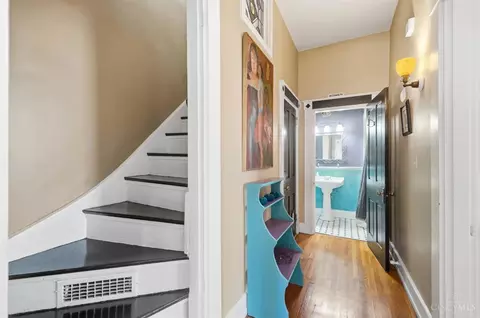 Entry Way - 2711 Hackberry St, Cincinnati, OH 45206 photo 3 of 10