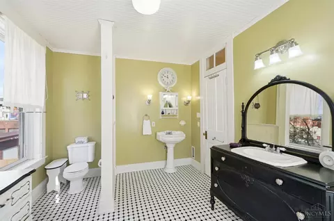 Bath - 2711 Hackberry St, Cincinnati, OH 45206 photo 6 of 6