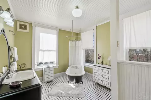 Bath - 2711 Hackberry St, Cincinnati, OH 45206 photo 4 of 6