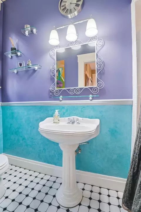 Bath - 2711 Hackberry St, Cincinnati, OH 45206 photo 2 of 6