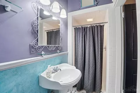 Bath - 2711 Hackberry St, Cincinnati, OH 45206 photo 3 of 6