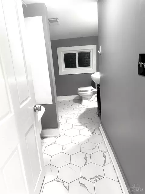 Bath - 447 Warner St, Cincinnati, OH 45219 photo 2 of 7